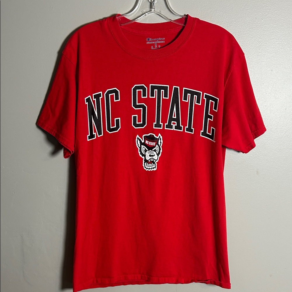 NC State Wolfpack Champion NCAA Red T-Shirt Size Medium 100% Cotton Lightweight